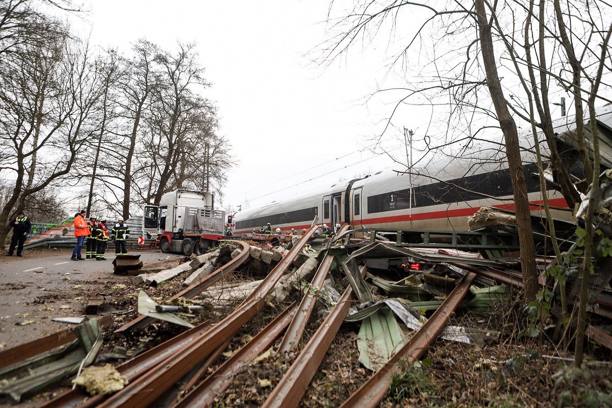 Almanya'da Tren Kazası: 1 Ölü, 25 Yaralı