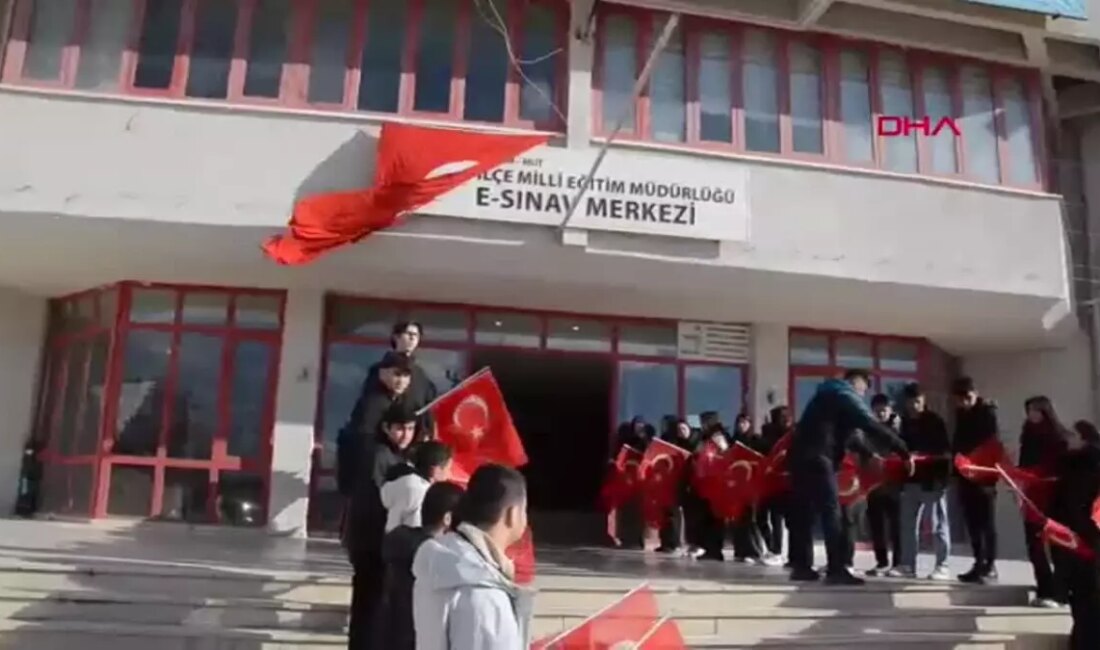 Alper Gezeravcı, Mersin'in Mut ilçesinde gençlerle buluşarak eğitim ve motivasyon