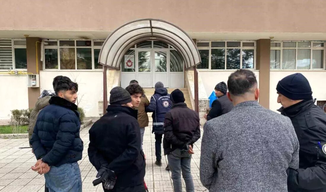 Amasya'da durdurulan iki araçta 7 kaçak göçmen ve şoförleri gözaltına