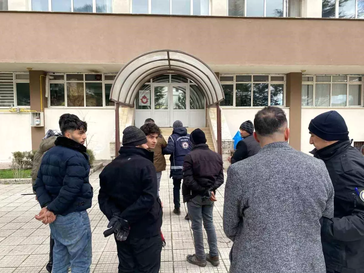 Amasya'da durdurulan iki araçta 7 kaçak göçmen ve şoförleri gözaltına