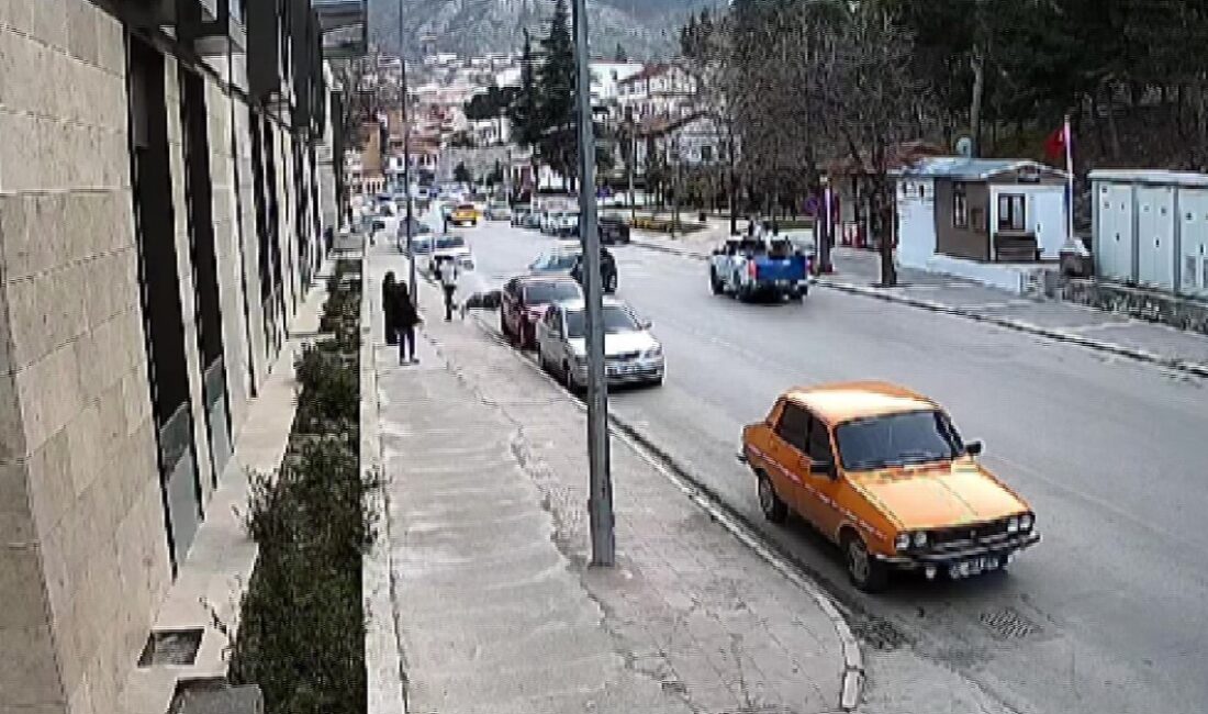 Amasya'da meydana gelen motosiklet kazasında genç bir kız ağır yaralandı.