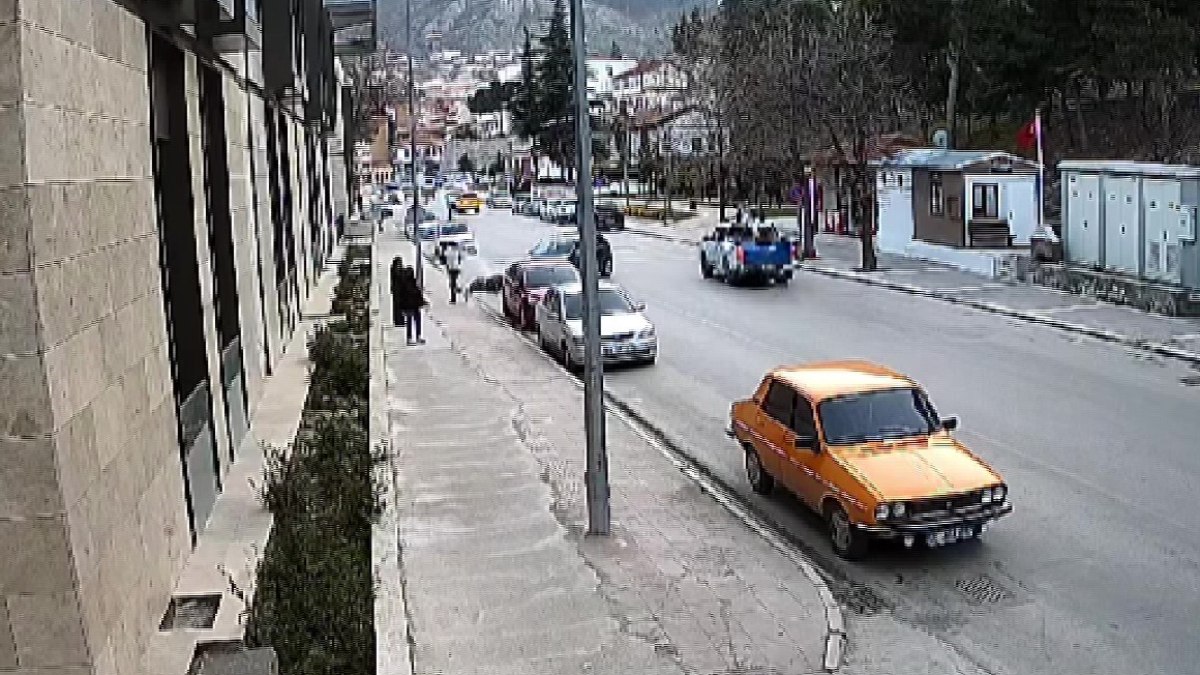 Amasya'da meydana gelen motosiklet kazasında genç bir kız ağır yaralandı.
