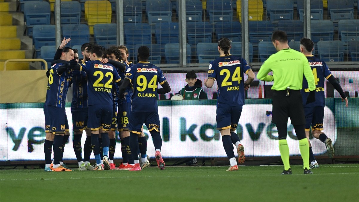 Ankaragücü, 1. Lig'in 26. haftasında evinde Bandırmaspor'u 4-0'lık skorla mağlup