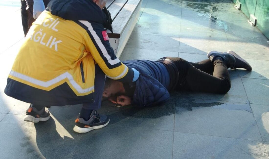Antalya'da alkollü bir şahsın baygın halleri, güvenlik kameralarına yansıdı. Olayın