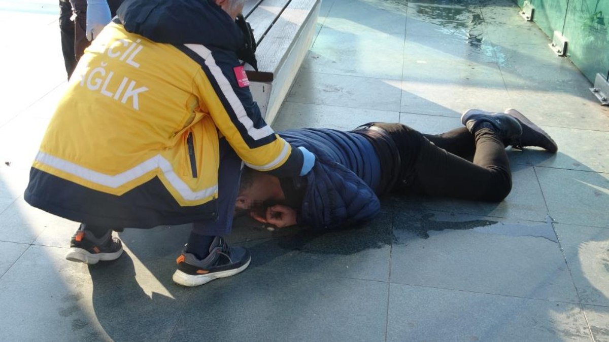 Antalya'da alkollü bir şahsın baygın halleri, güvenlik kameralarına yansıdı. Olayın