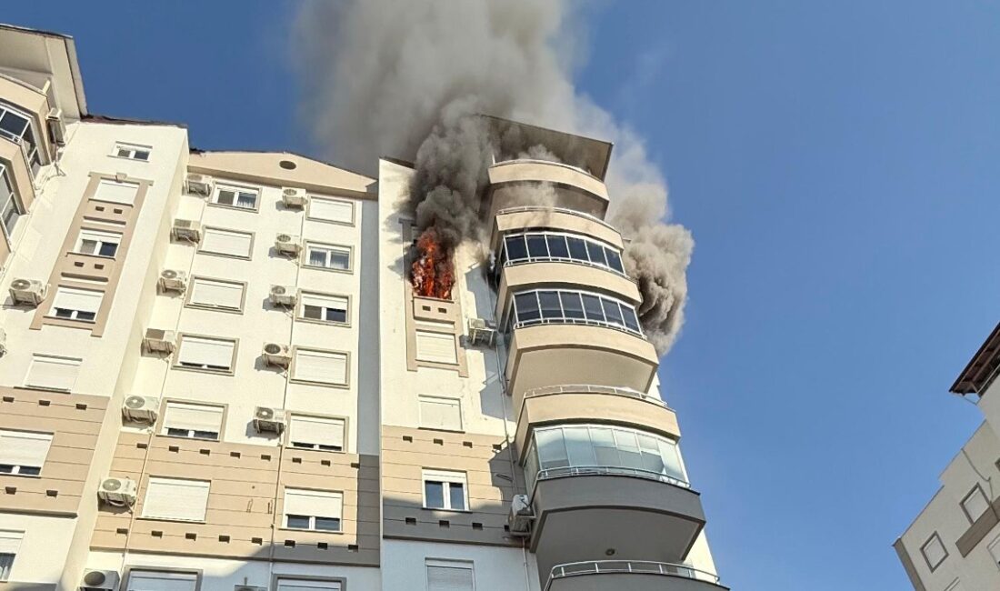 Antalya'da bir apartmanda meydana gelen yangın paniği, sakinleri korkuttu. Olay
