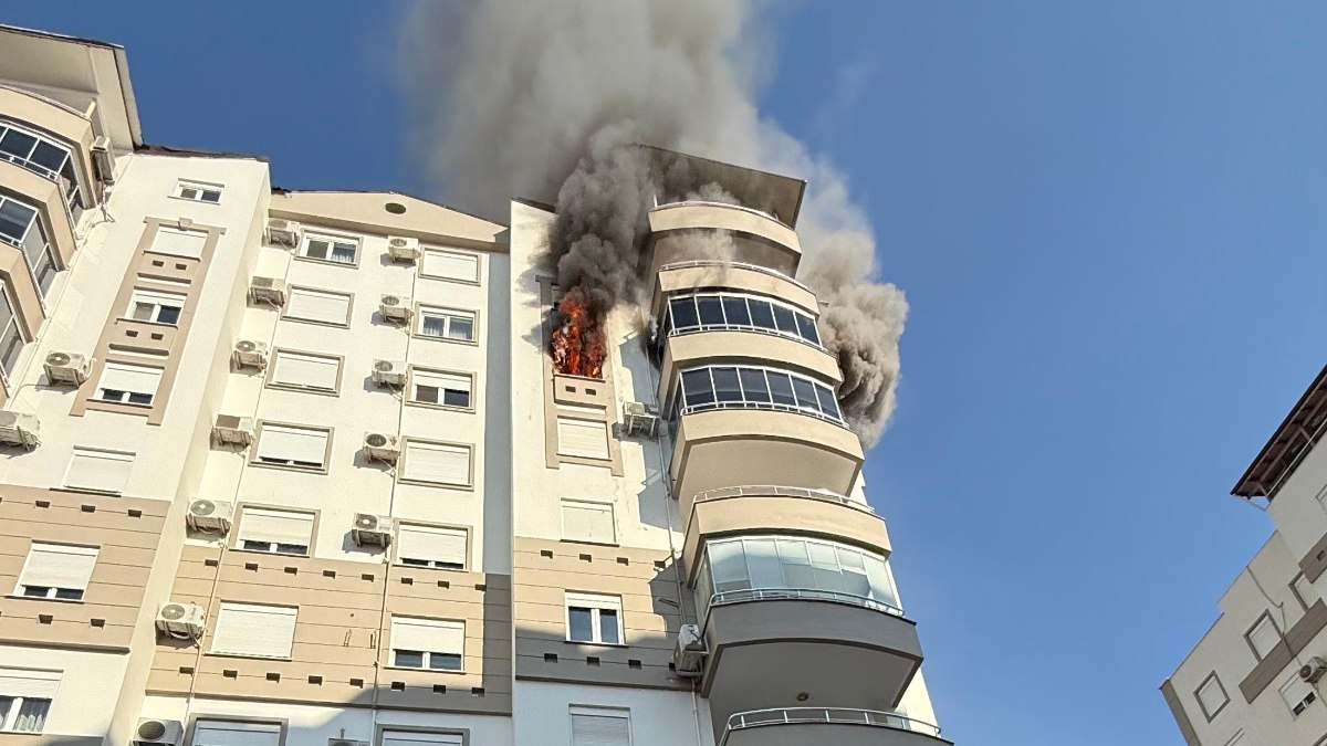 Antalya'da bir apartmanda meydana gelen yangın paniği, sakinleri korkuttu. Olay