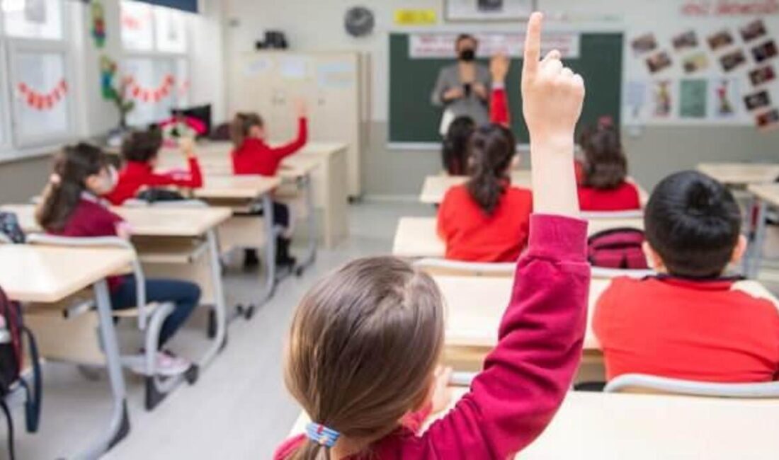 Antalya'da eğitimdeki ikili sistem sorunu, eğitim kalitesini olumsuz etkiliyor. Bu
