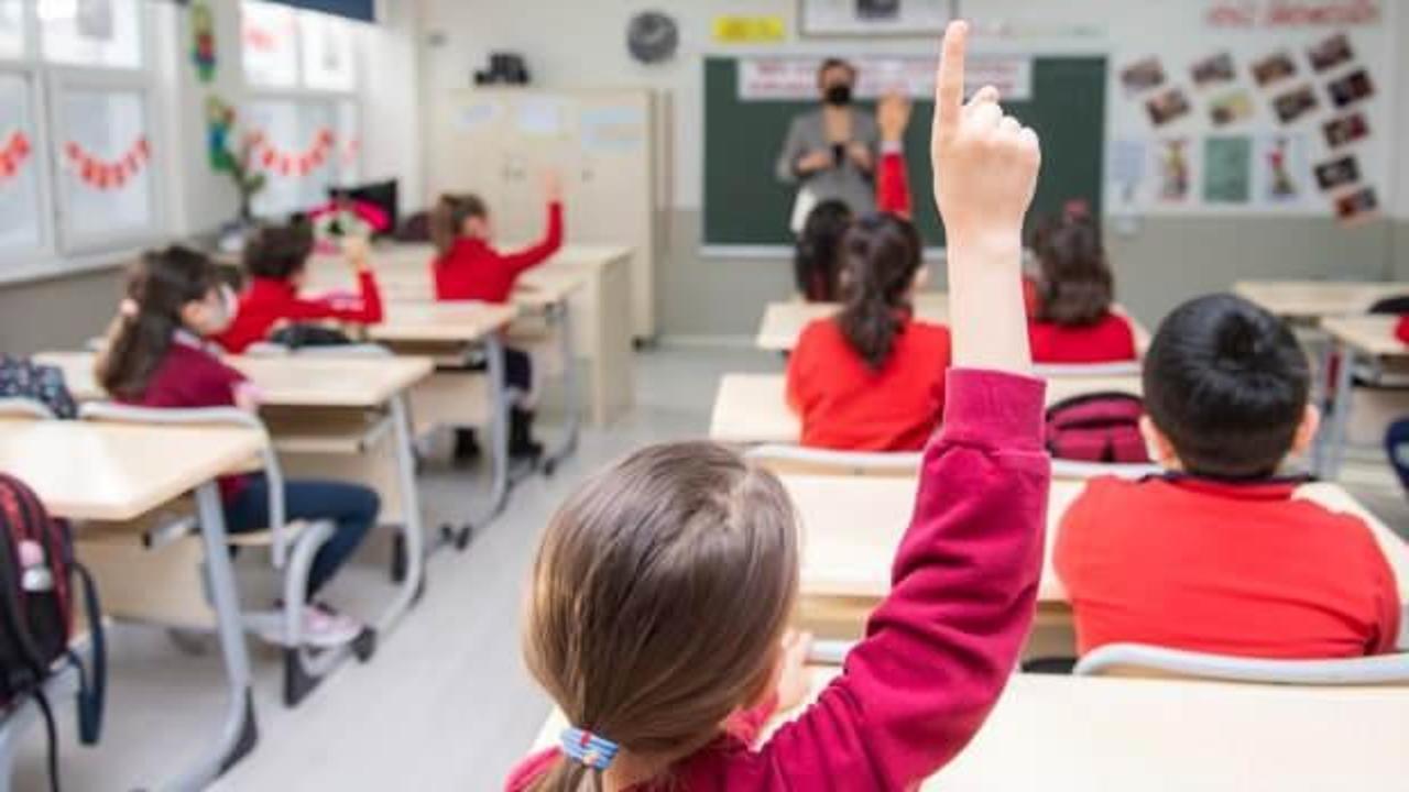 Antalya'da eğitimdeki ikili sistem sorunu, eğitim kalitesini olumsuz etkiliyor. Bu