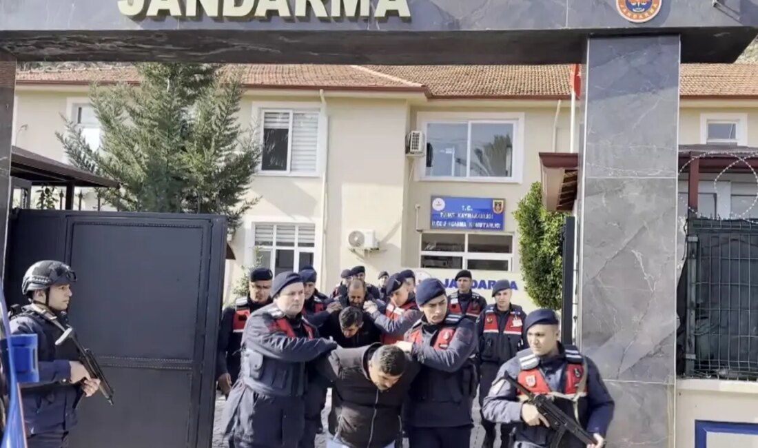 Antalya'da bir eğlence mekanında meydana gelen bıçaklı kavga, garsonun hayatını