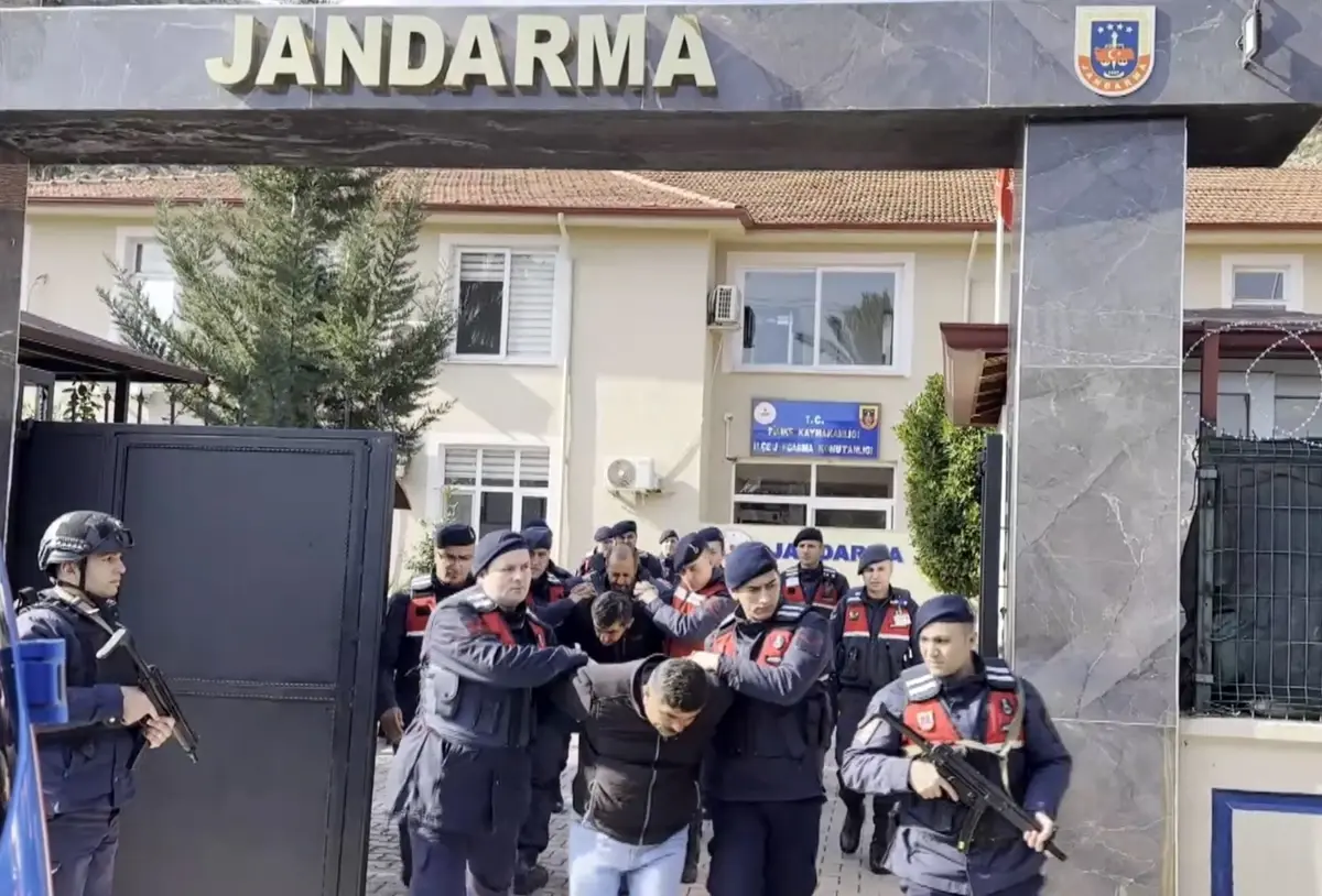 Antalya'da bir eğlence mekanında meydana gelen bıçaklı kavga, garsonun hayatını