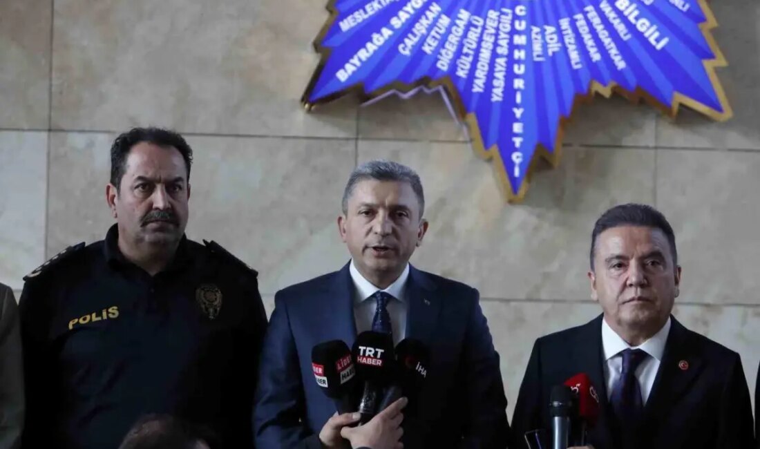 Antalya Valiliği'nde İl Hayvanları Koruma Kurulu'nun toplantısı yapıldı. Vali Hulusi