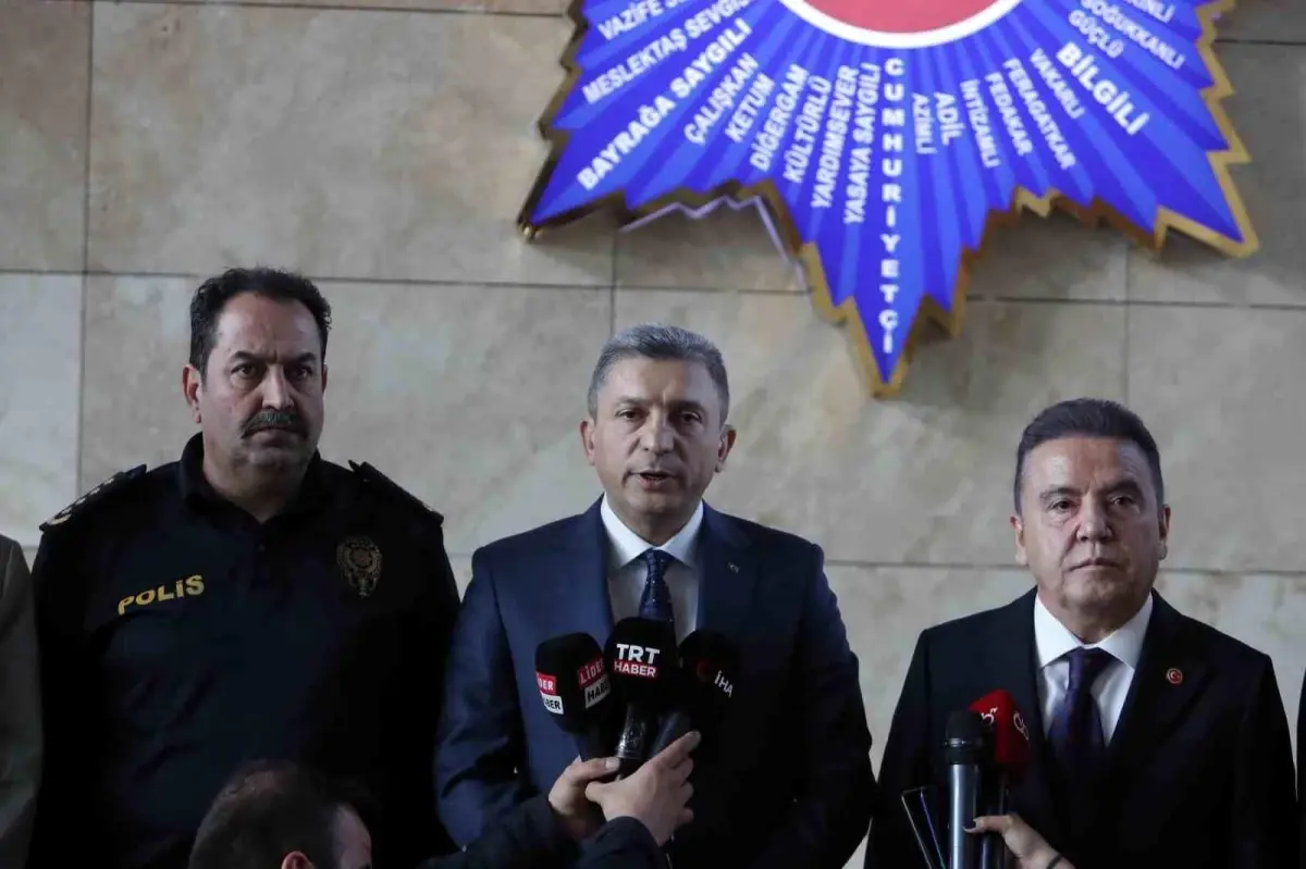 Antalya Valiliği'nde İl Hayvanları Koruma Kurulu'nun toplantısı yapıldı. Vali Hulusi