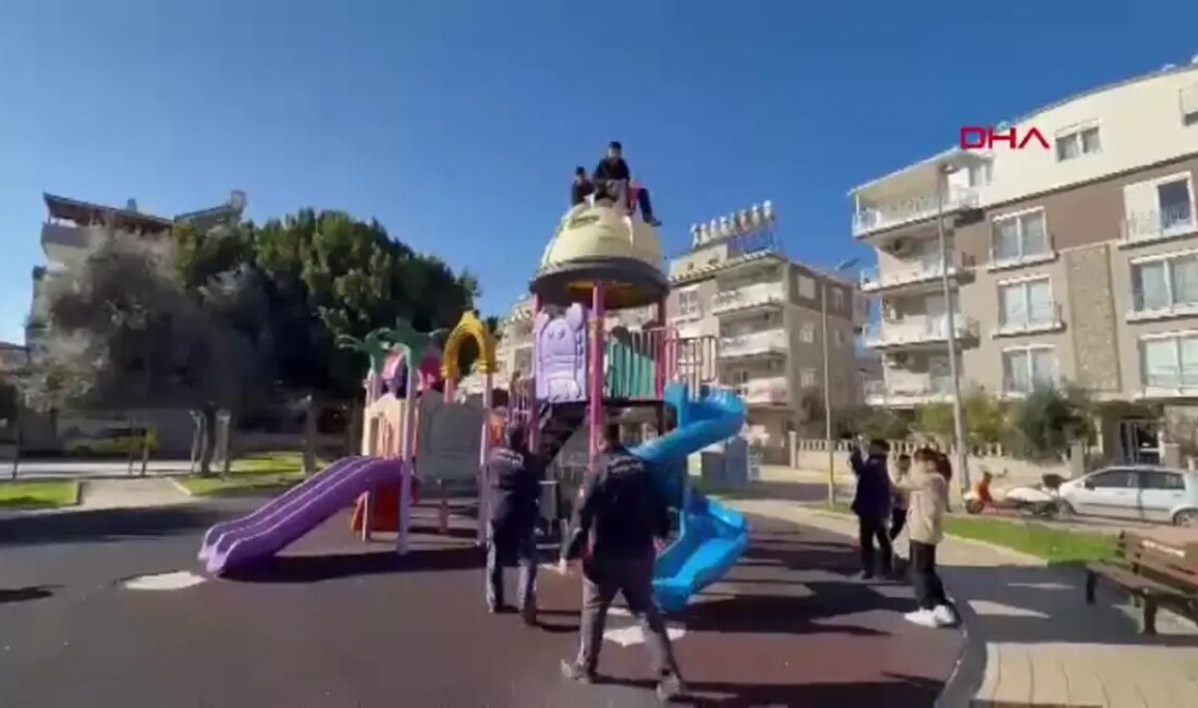 Antalya'da kaydıraktan mahsur kalan çocuklar, itfaiye ekipleri tarafından başarılı bir