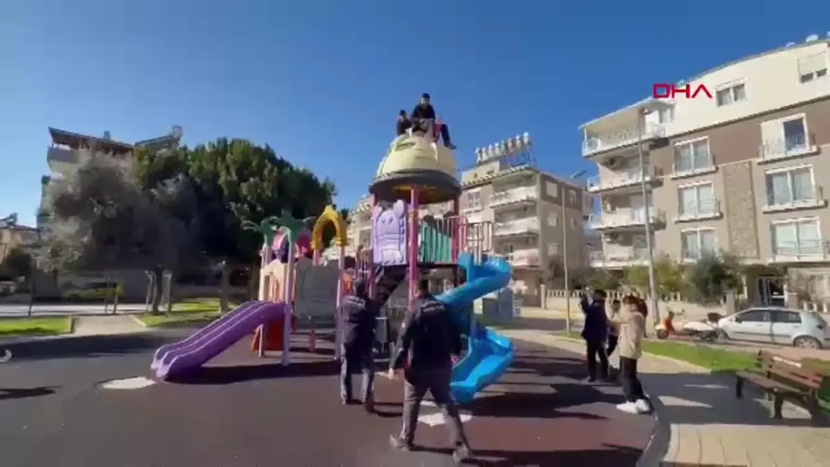Antalya'da kaydıraktan mahsur kalan çocuklar, itfaiye ekipleri tarafından başarılı bir