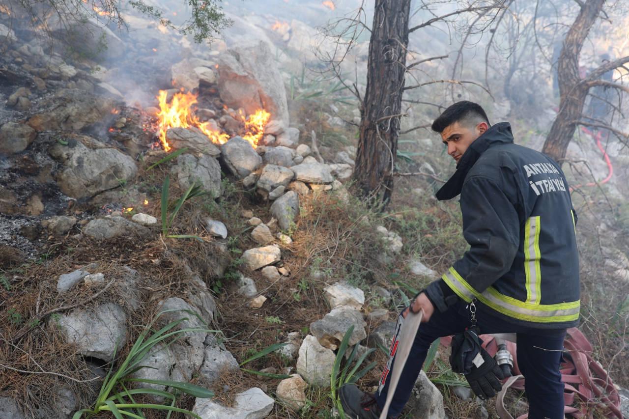 Antalya'da Orman Yangını Kontrol Altına Alınmaya Çalışılıyor