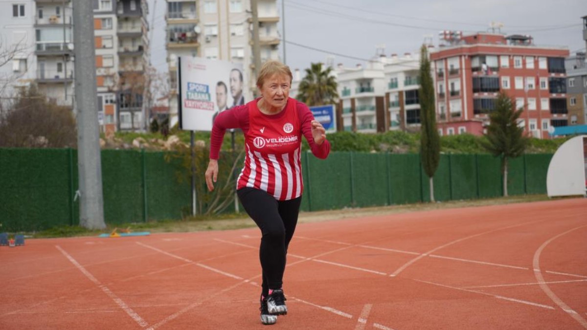 82 yaşındaki eski ulusal atlet ve antrenör Çiçek Solon Şensoy,