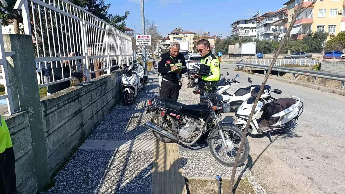 Antalya Manavgat'ta plakasız 11 motosiklet trafikten men edildi, sahiplerine toplam