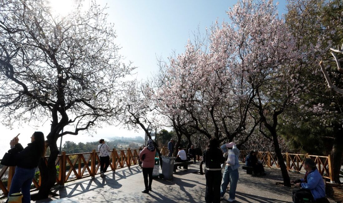 Türkiye'nin birçok noktasında kar ve soğuk uyarısı yapılırken Antalya yazdan