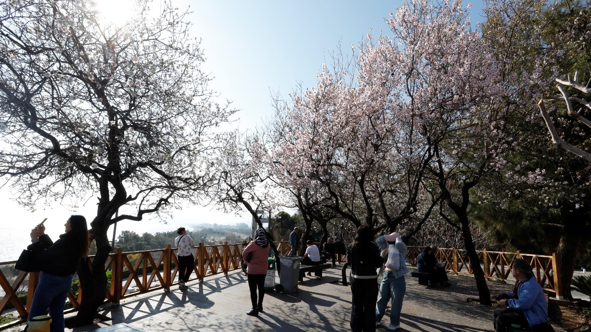Türkiye'nin birçok noktasında kar ve soğuk uyarısı yapılırken Antalya yazdan