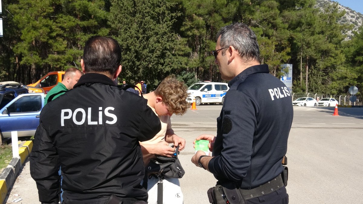 Antalya'da Trafik Kazası: İki Araç Çarpıştı