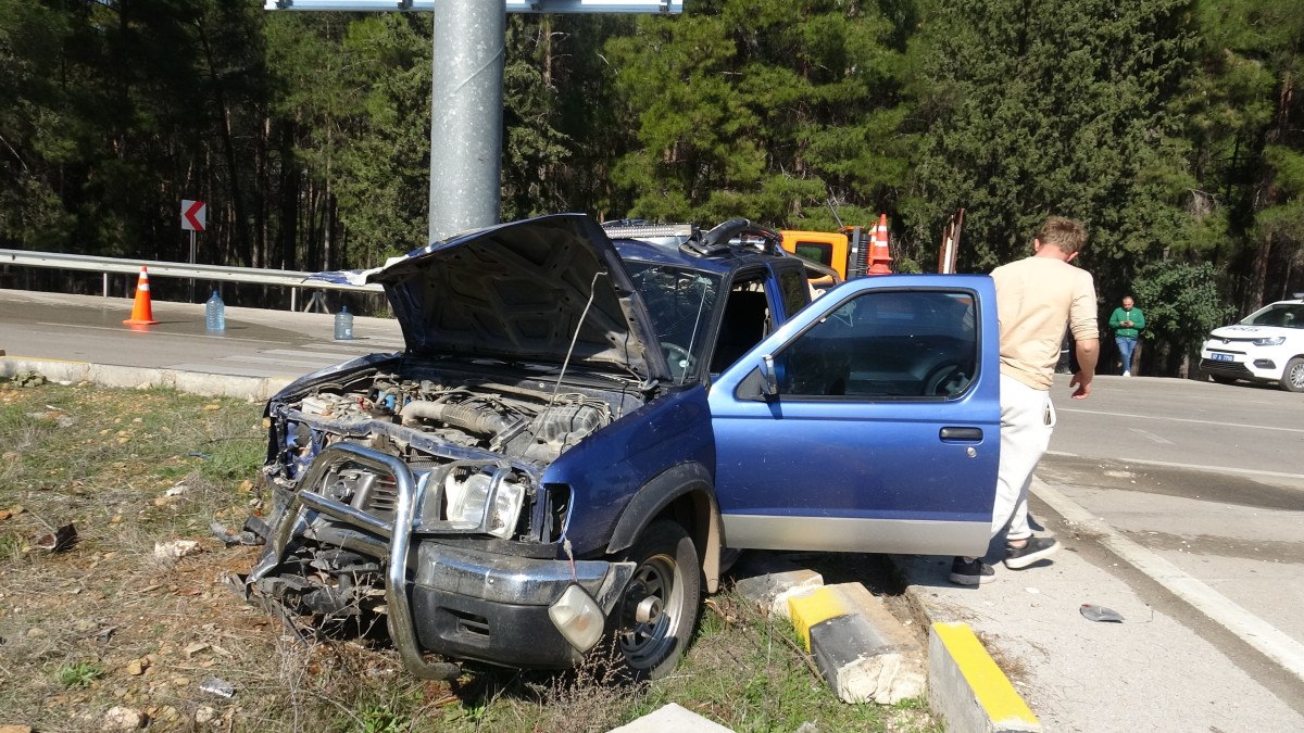 Antalya'da Trafik Kazası: İki Araç Çarpıştı
