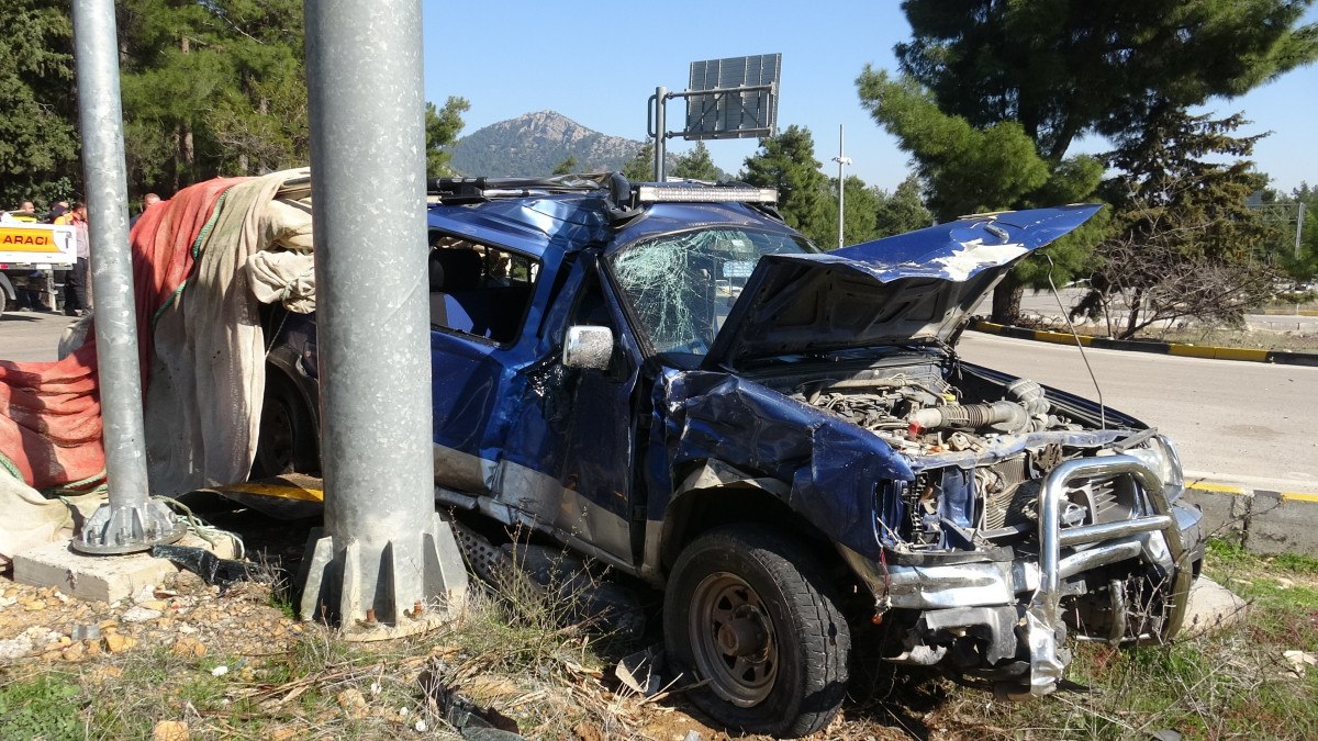 Antalya'da Trafik Kazası: İki Araç Çarpıştı