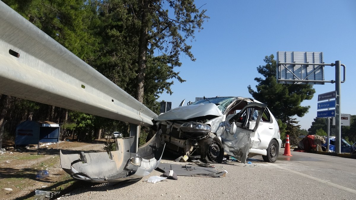 Antalya'da meydana gelen trafik kazasında iki araç çarpıştı. Olay anı