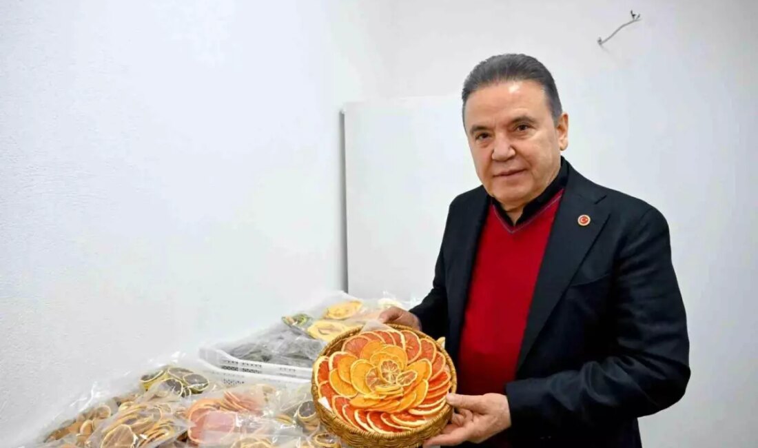 Antalya Büyükşehir Belediye Başkanı Muhittin Böcek, Kumluca'daki Yaş Sebze Meyve