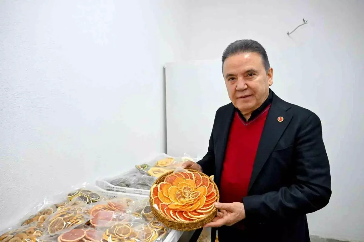 Antalya Büyükşehir Belediye Başkanı Muhittin Böcek, Kumluca'daki Yaş Sebze Meyve