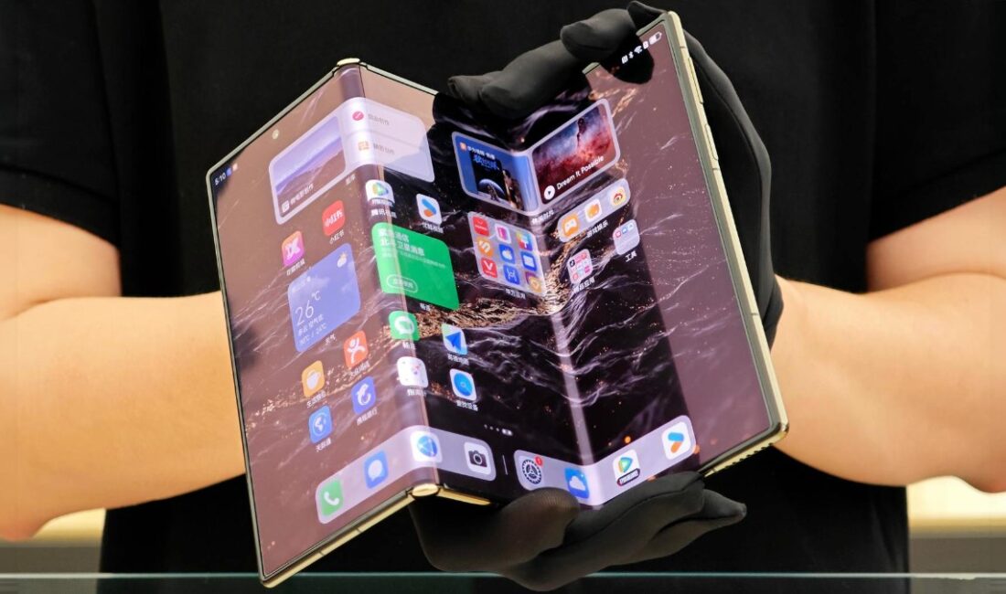Apple, katlanabilir telefon pazarına adım atıyor! Üç katlı iPhone ile