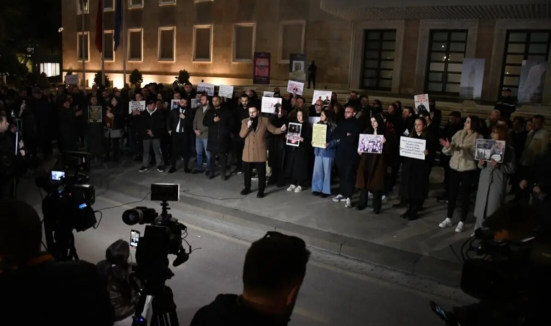 Arnavutluk'ta yolsuzluk iddiaları ve artan protestolar, ülkedeki siyasi durumu sarsıyor.