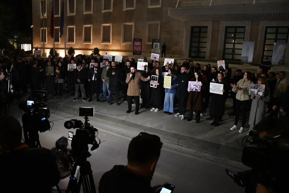 Arnavutluk'ta yolsuzluk iddiaları ve artan protestolar, ülkedeki siyasi durumu sarsıyor.