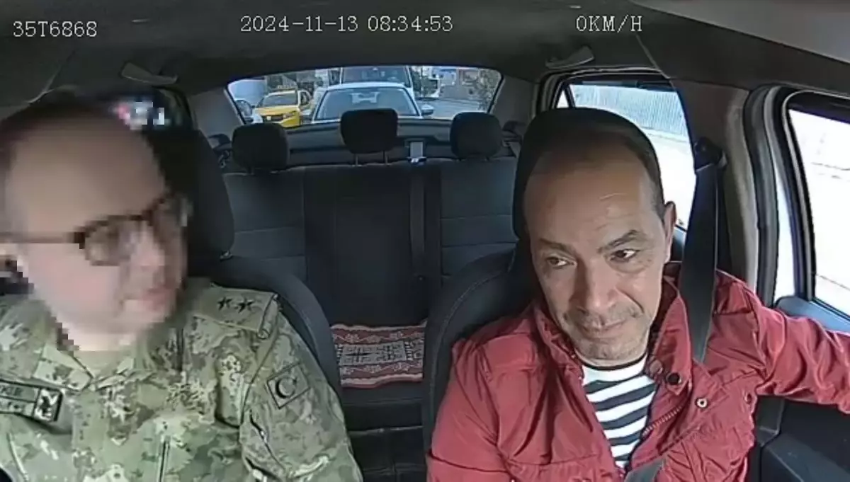 İzmir'de, üsteğmen rütbeli askeri üniforma giyen Semih B., taksilerin ücretini