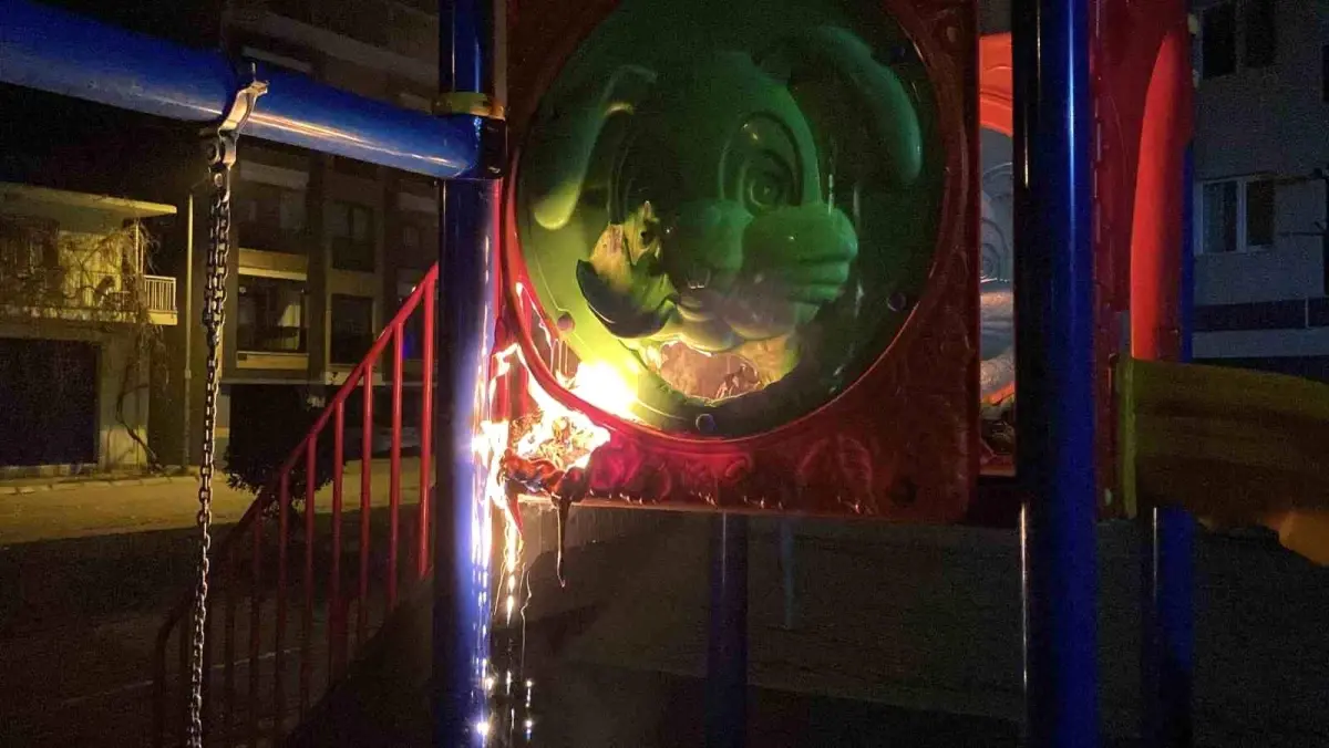 Aydın'da bir çocuk oyun parkında çıkan yangın, çevredeki vatandaşlar arasında