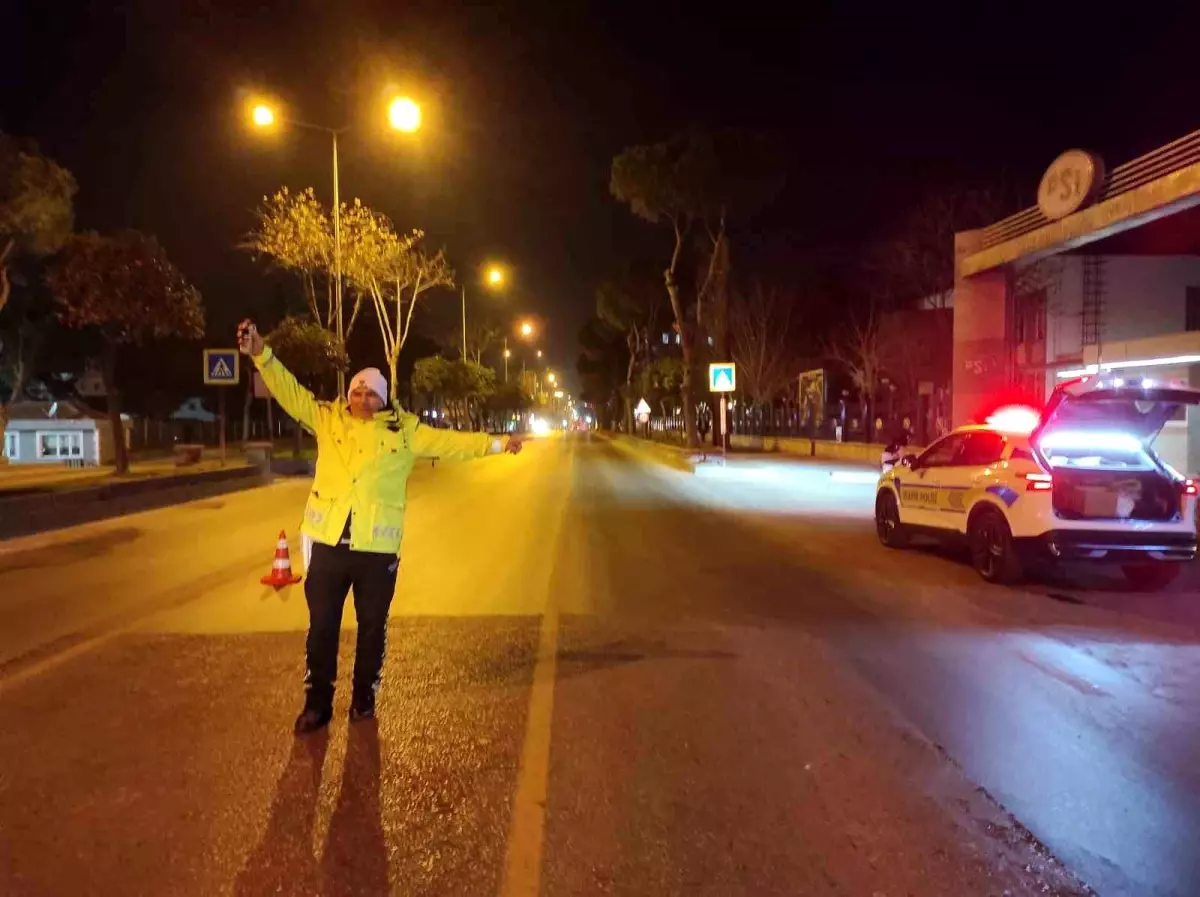 Aydın'da polis, evrak eksikliği olan şoförlere süreç yaptı; alkol testi