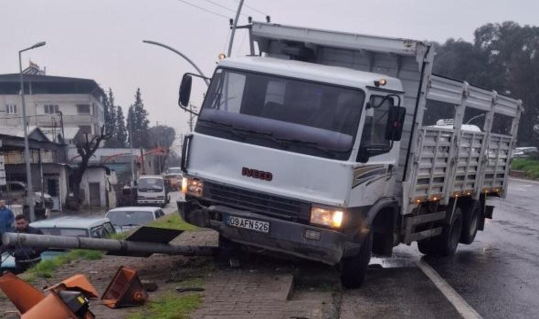 Aydın'ın Köşk ilçesinde meydana gelen olayda, bir kamyon sinyalizasyon direğini
