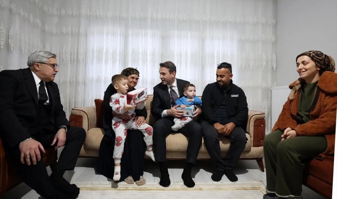 Bakan Alparslan Bayraktar, Kırıkhan'daki depremzedeleri ziyaret ederek, yaşanan zorlukları dinledi