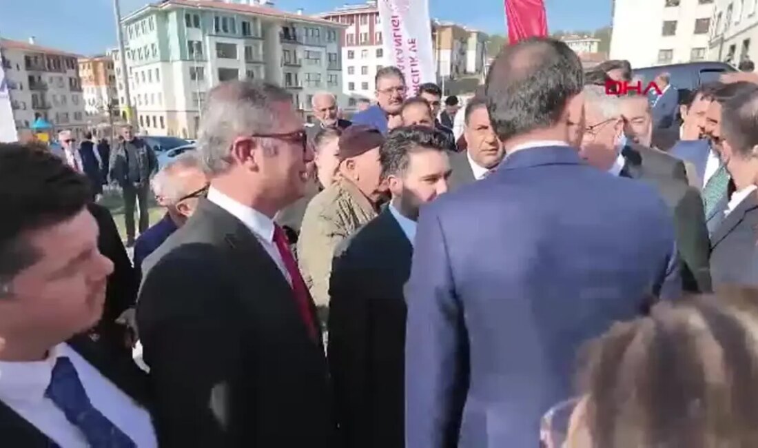 Bakan Kurum, deprem sonrası yaşadığı zorluklarla mücadele eden Çolak ailesini