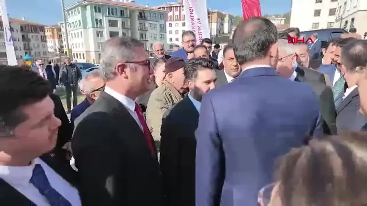 Bakan Kurum, deprem sonrası yaşadığı zorluklarla mücadele eden Çolak ailesini