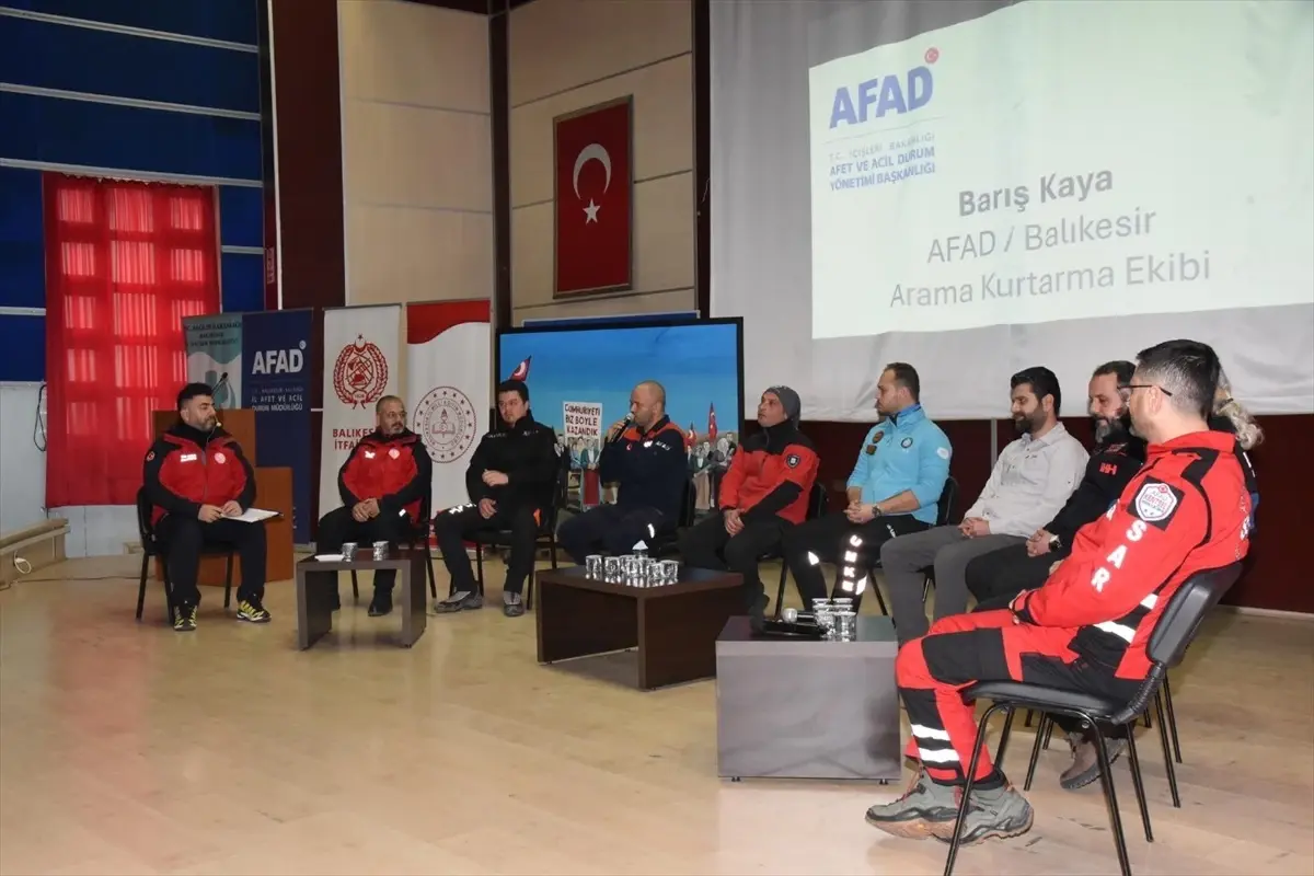 Balıkesir'de düzenlenen '6 Şubat'ın Kahramanları' paneli, depremzedelere yardım eden kahramanları