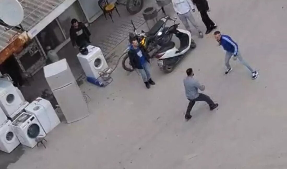 Altıeylül ilçesinde G.A., husumetlisi M.K. tarafından bıçakla öldürüldü. Hengame anı