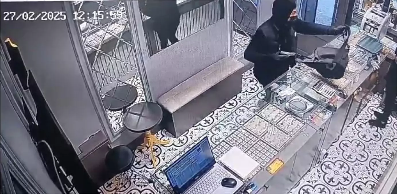 Kuyumcuya soygun teşebbüsünde bulunan kuşkulu, yakalandı; panik anı güvenlik kamerasında.