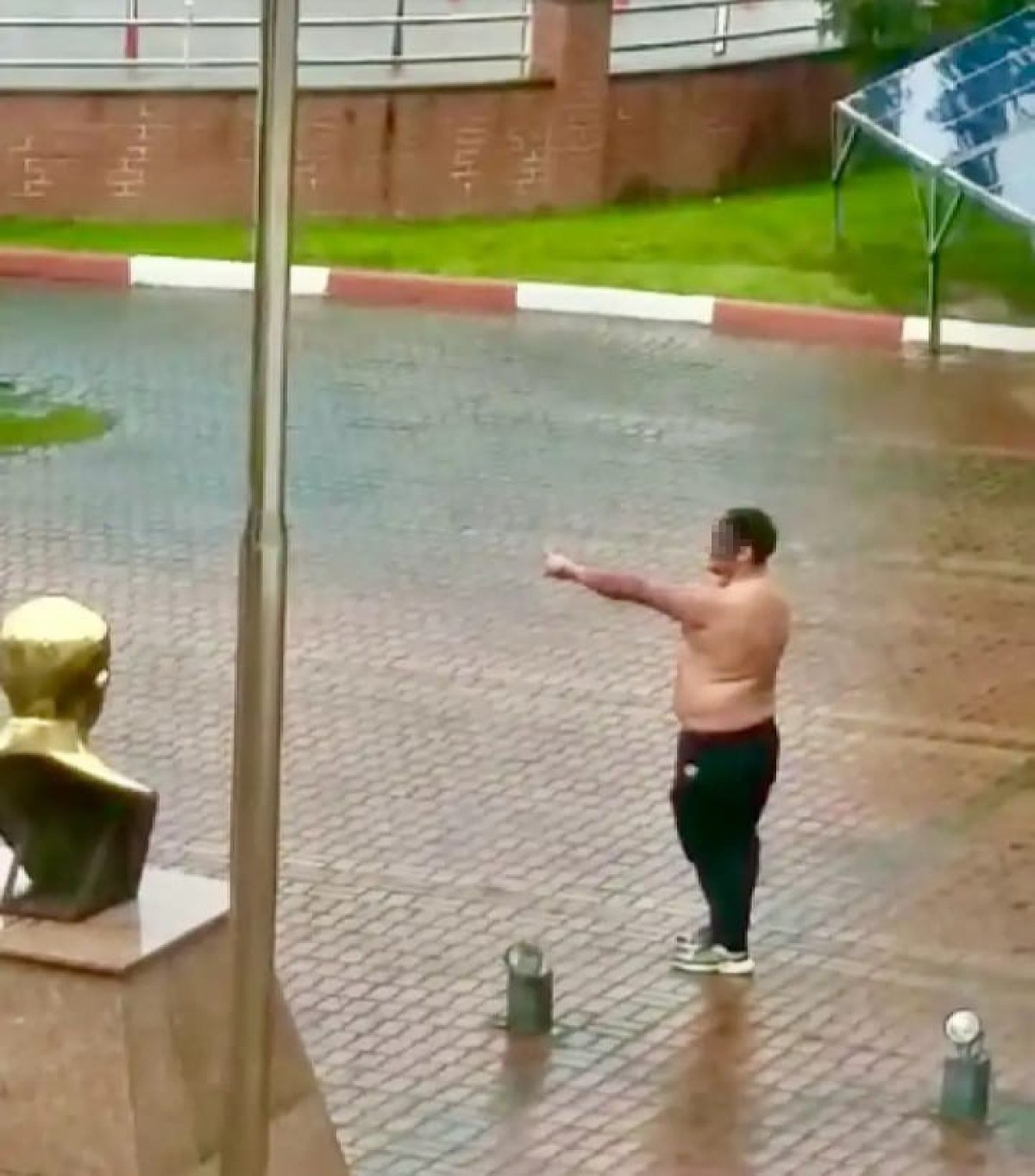 Bartın'da Belediye Binası Önünde Yarım Çıplak Eylem