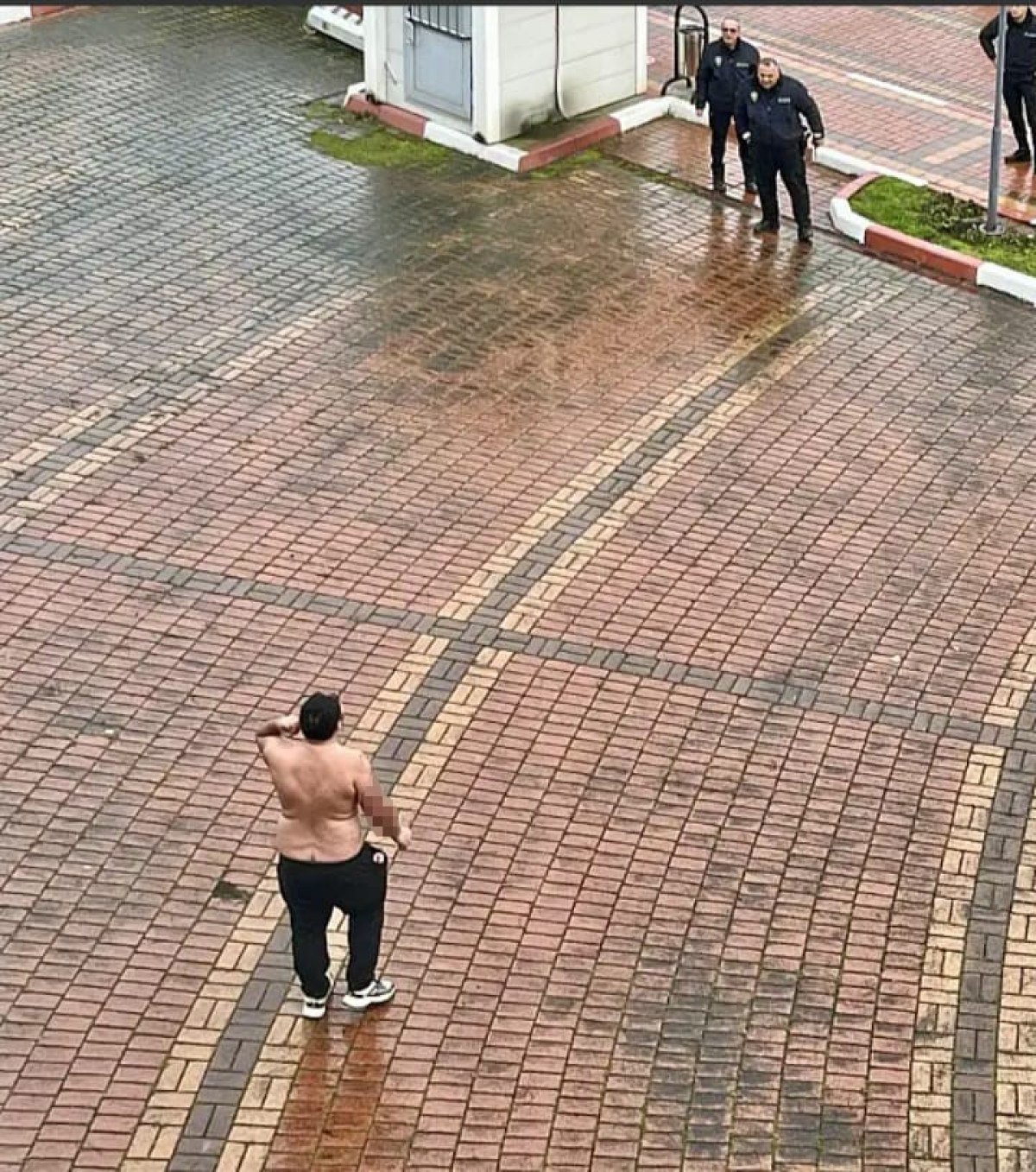 Bartın'da Belediye Binası Önünde Yarım Çıplak Eylem