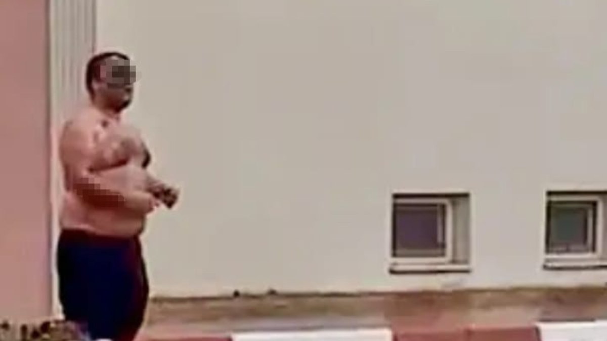 Bartın'da belediye binası önünde gerçekleştirilen yarım çıplak eylem, toplumsal olayların