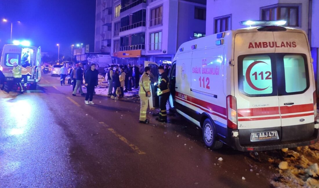 Bartın'da hasta taşıyan ambulans ile arabanın çarpıştığı kazada 8 kişi