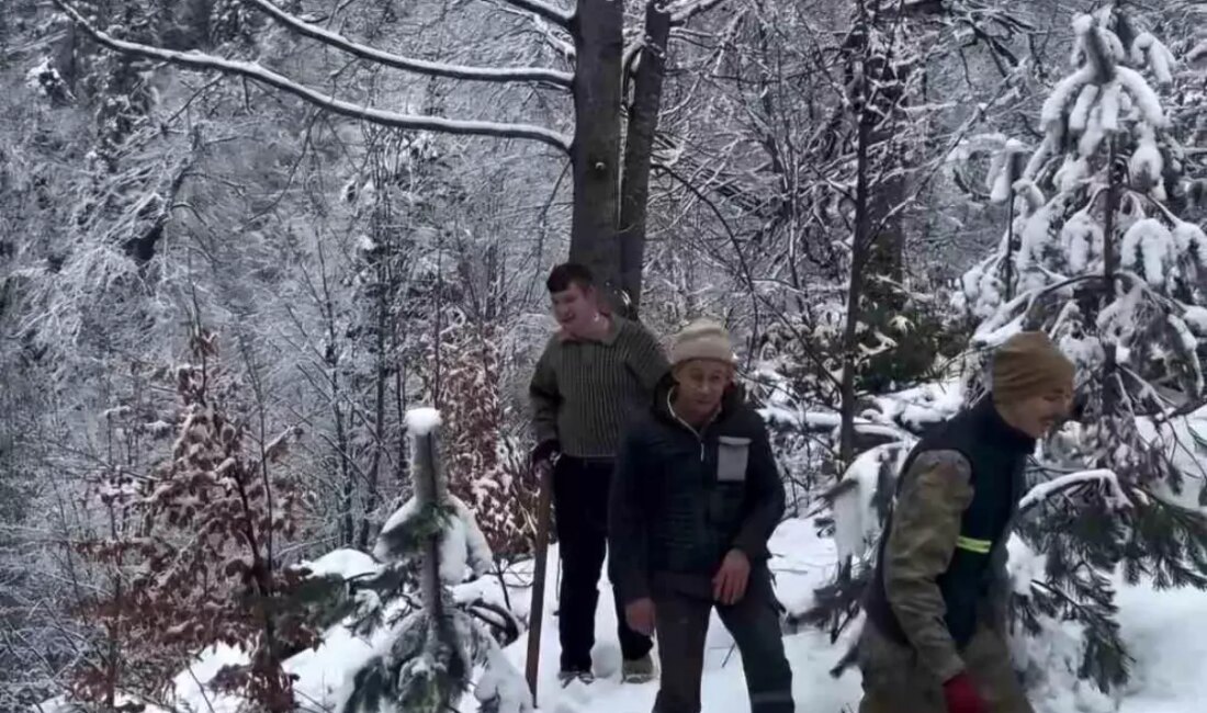 Bartın'da beklenen kar yağışı sonunda başladı. Şehir, beyaz örtüyle kaplanırken,