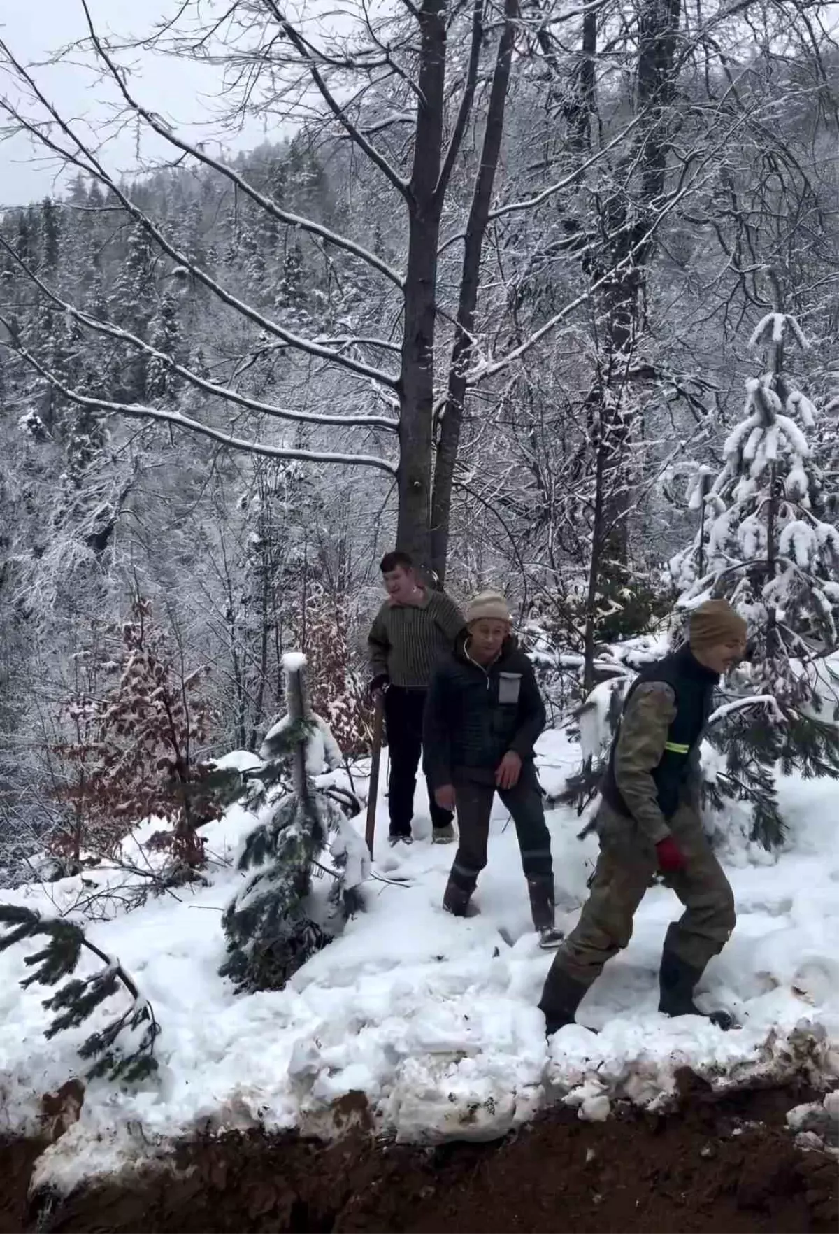 Bartın'da beklenen kar yağışı sonunda başladı. Şehir, beyaz örtüyle kaplanırken,