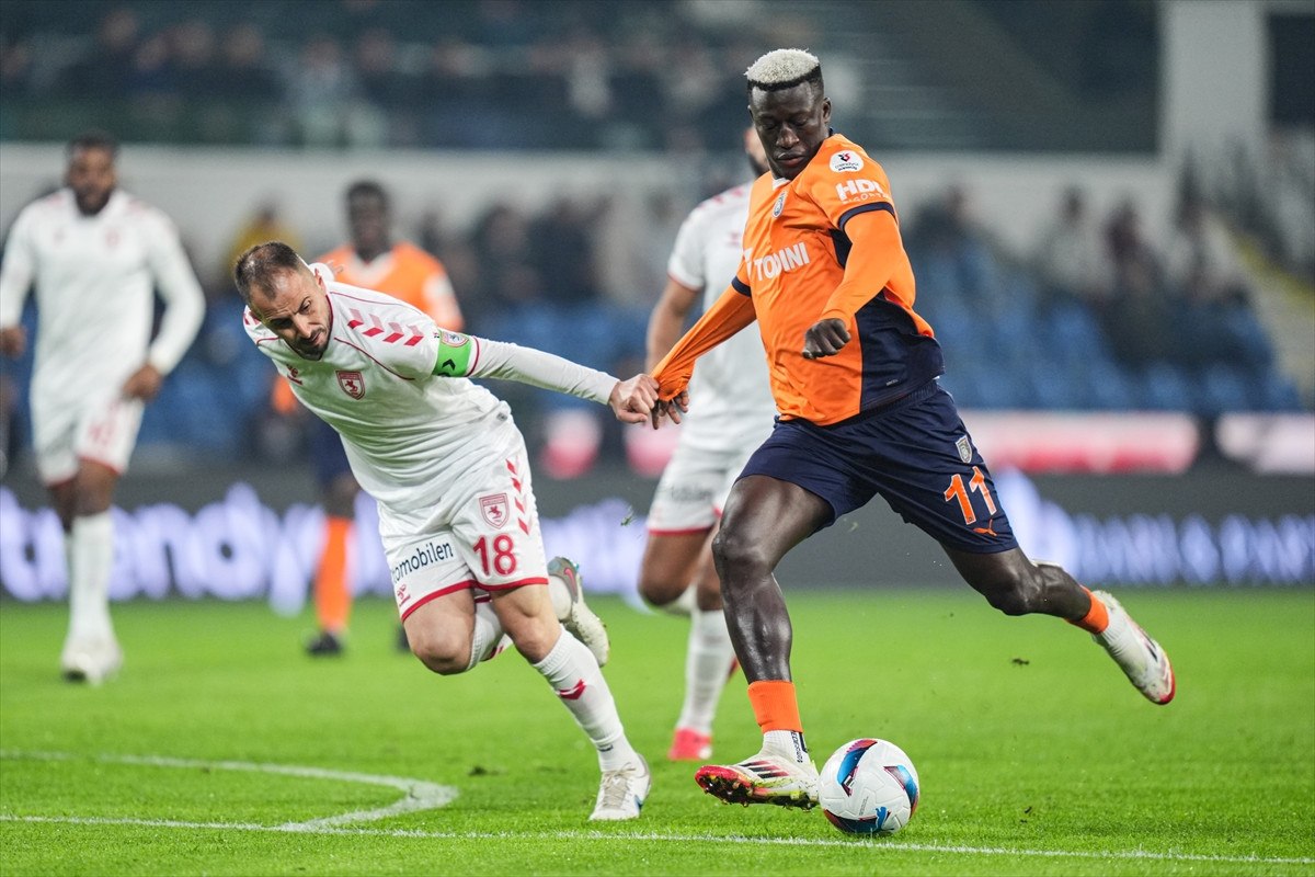 Başakşehir, Samsunspor'u 4-0 Geçti